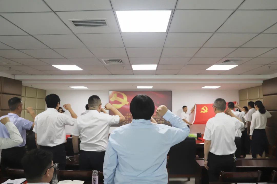 百年恰是風(fēng)華正茂，百年征程歷久彌新