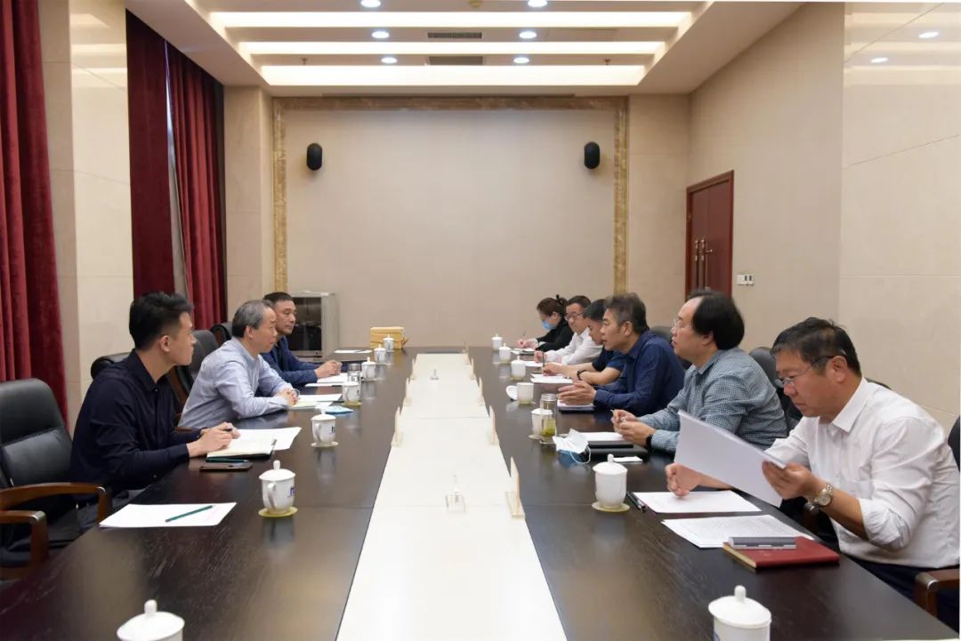 河北省科學(xué)技術(shù)協(xié)會(huì)領(lǐng)導(dǎo)到河北省測繪學(xué)會(huì)調(diào)研并贈(zèng)送書籍